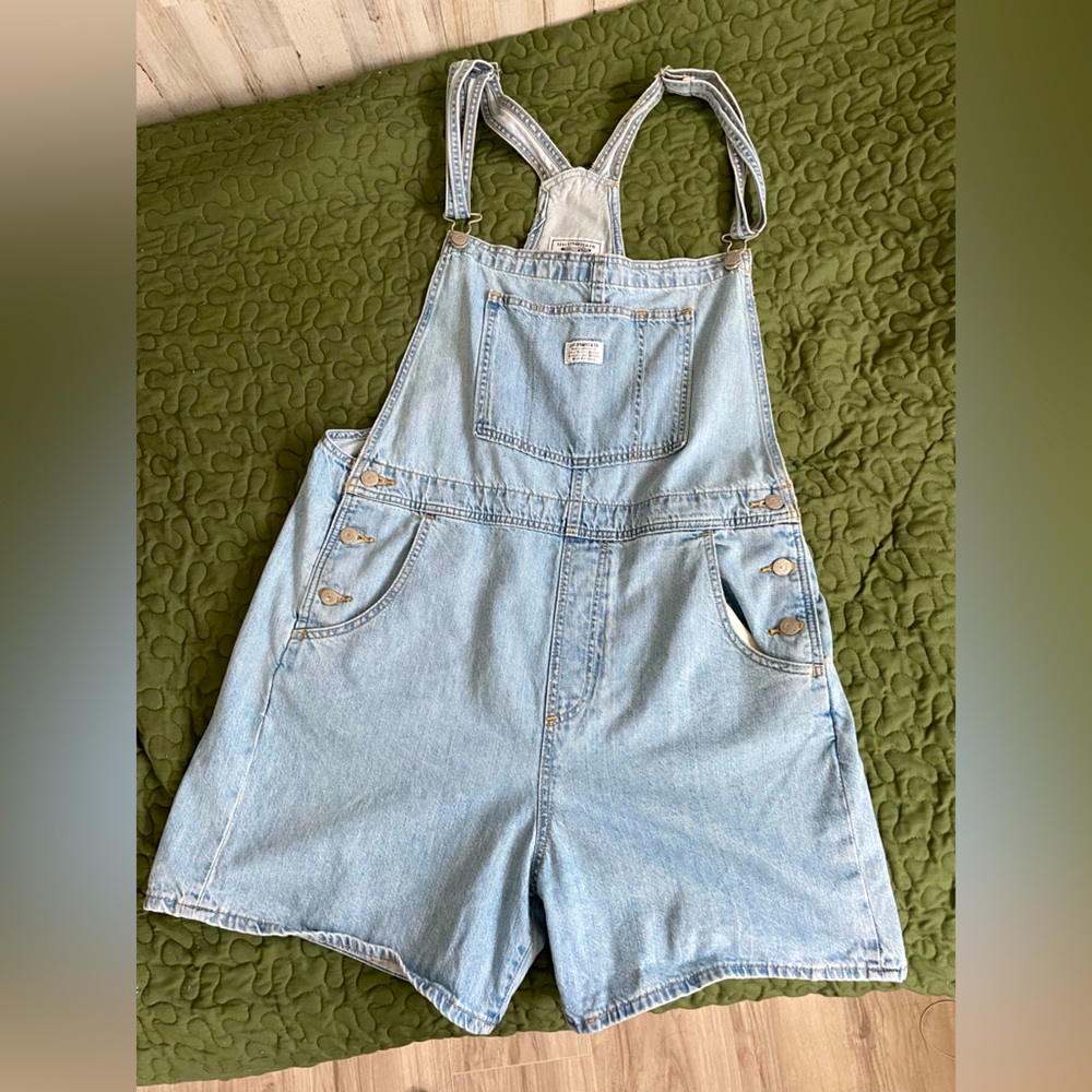 Levi’s overall shorts size XL